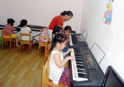 Children-learning-to-play-the-piano.jpg