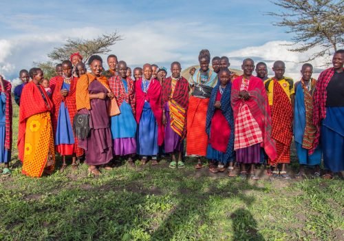 Group-photo-with-Maasai-woman-4-scaled